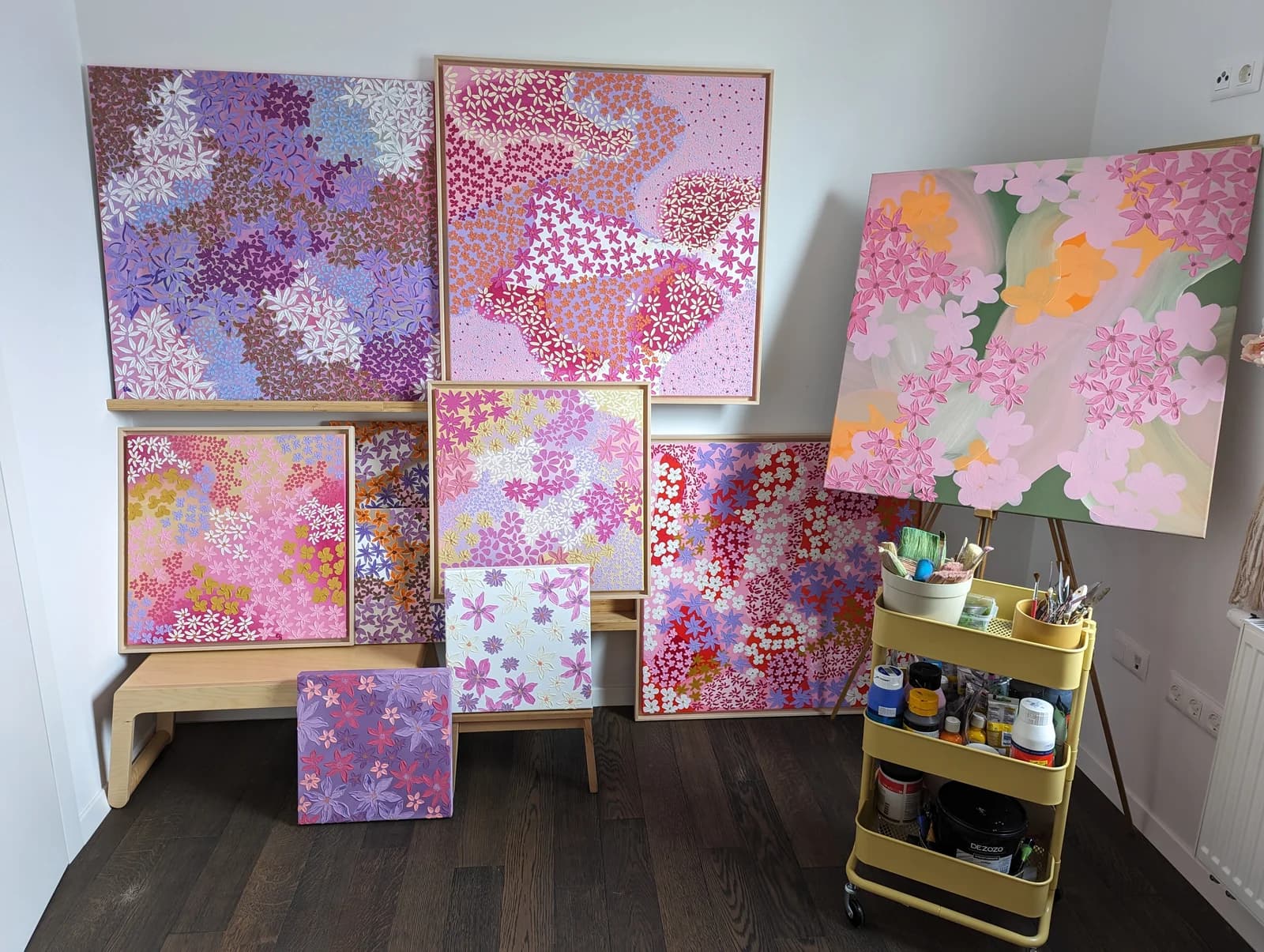 Šarene cvjetne slike, slikarski pribor i platna u studiju Atelier A’mari